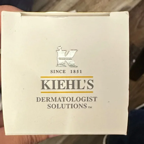 Kiehl's Better Screen UV Serum - White and Gold - Picture 2 of 5